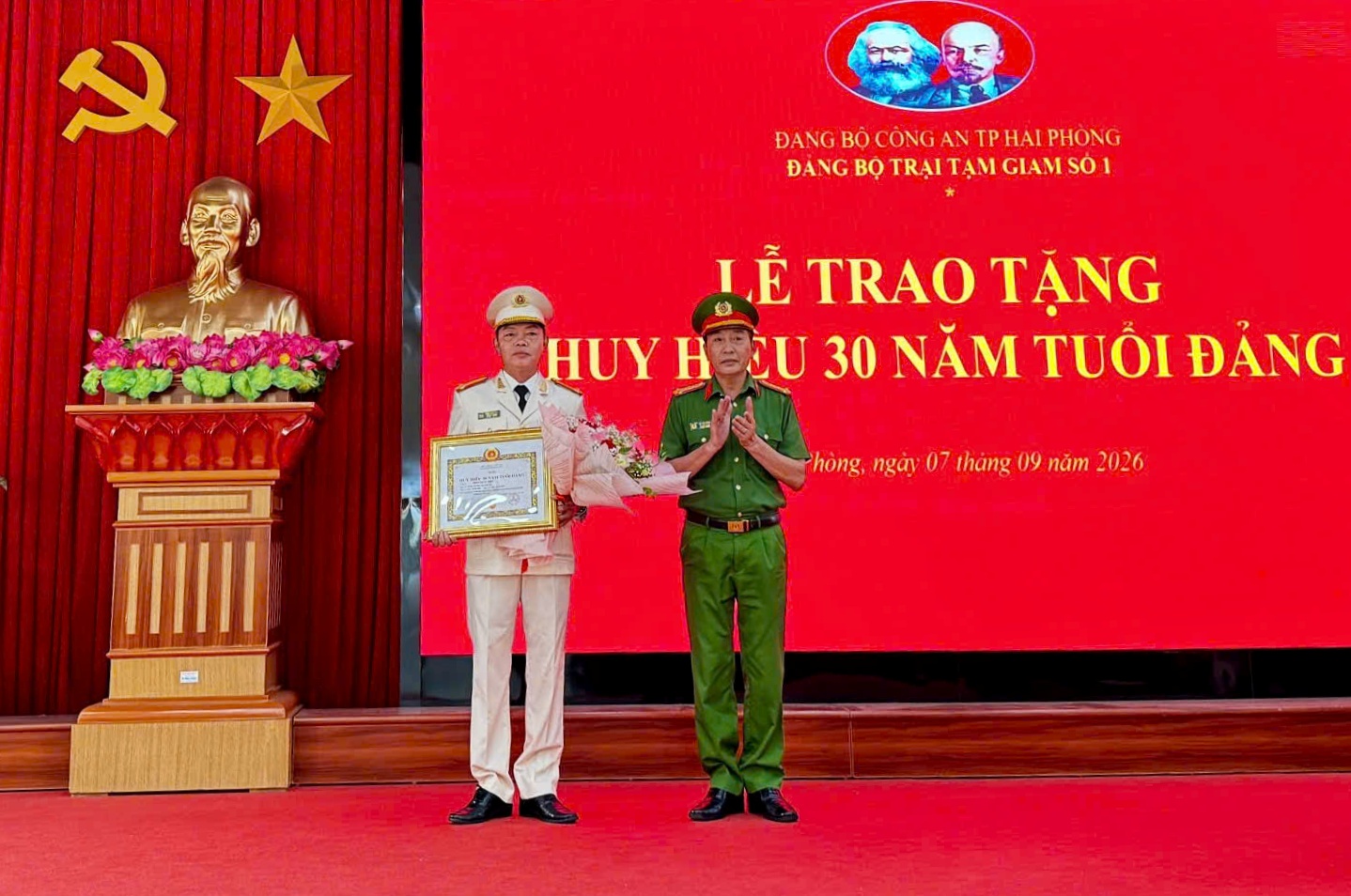 Trại tạm giam số 1 Công an thành phố tổ chức Lễ trao tặng Huy hiệu 30 năm tuổi Đảng